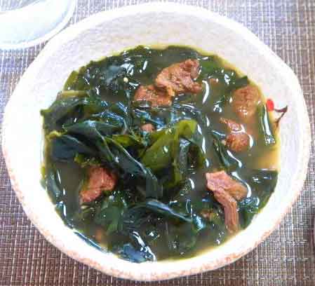 Tebak Nama Aneka Makanan Khas Korea Selatan - miyeok guk sup rumput laut korea image