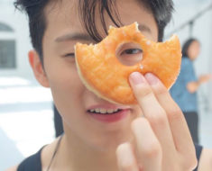 foto wajah mark lee nct pegang dunkin donut