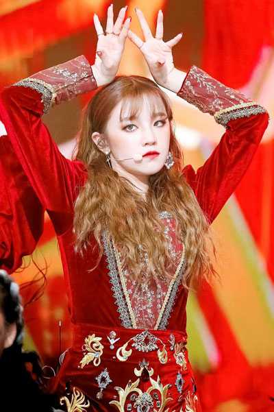 foto profil yuqi cantik g idle memakai kostum merah show mv lagu lion
