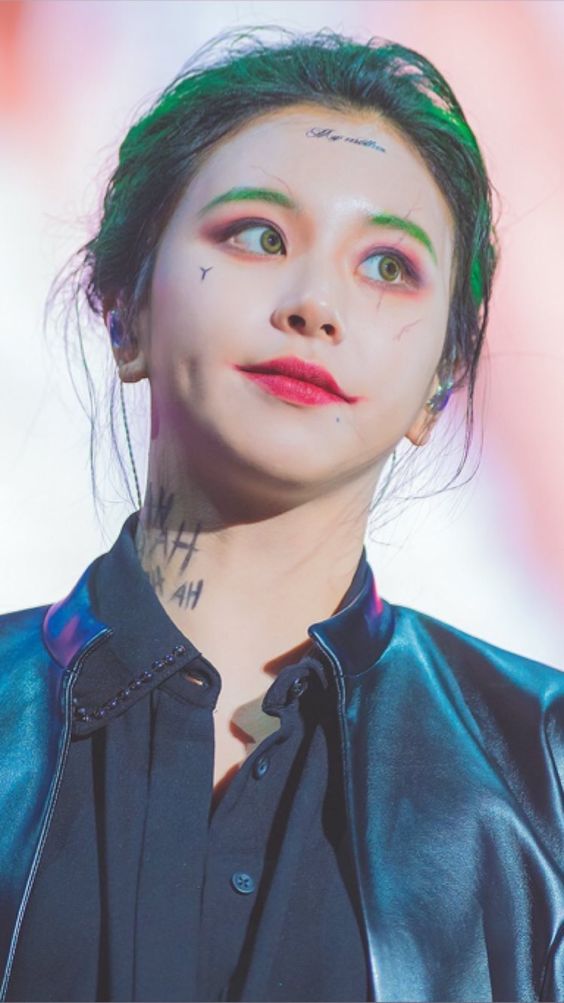 foto chaeyoung twice mirip joker - the mom monster face